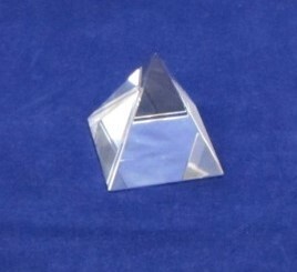 Стъклена пирамида - средна