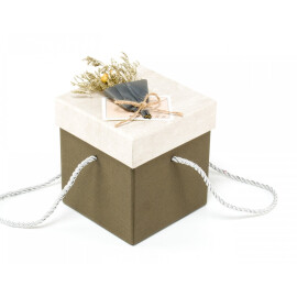 Подаръчна кутия с букетче